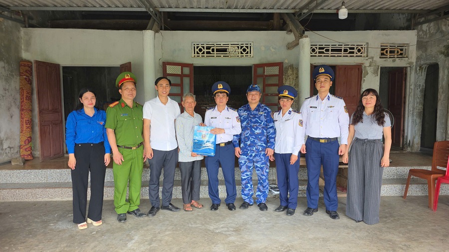 Thăm, tặng qu&agrave; gia đ&igrave;nh ch&iacute;nh s&aacute;ch tr&ecirc;n địa b&agrave;n x&atilde; Thi&ecirc;n Cầm