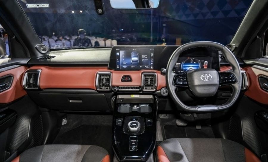 Kh&ocirc;ng gian nội thất theo hướng cao cấp với t&ocirc;ng m&agrave;u đen &ndash; n&acirc;u, t&iacute;ch hợp cụm m&agrave;n h&igrave;nh k&eacute;p 10,25 inch v&agrave; 10,1 inch