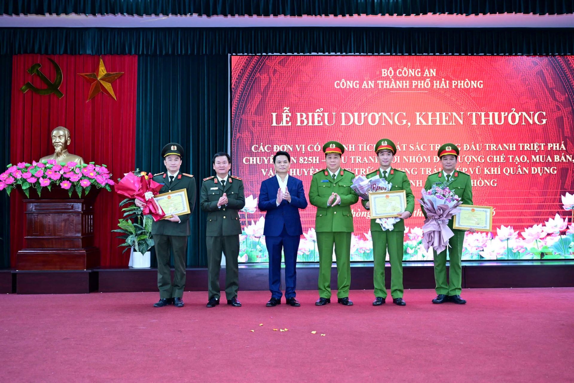 Đồng chí Lê Ngọc Châu - Chủ tịch UBND thành phố Hải Phòng, Thiếu tướng Bùi Quang Bình - Giám đốc CATP, Đại tá Bùi Trung Thành – Phó Giám đốc khen thưởng Phòng Cảnh sát Hình sự và các đơn vị tham gia chuyên án. Đồng chí Lê Ngọc Châu - Chủ tịch UBND thành phố Hải Phòng, Thiếu tướng Bùi Quang Bình - Giám đốc CATP, Đại tá Bùi Trung Thành – Phó Giám đốc khen thưởng Phòng Cảnh sát Hình sự và các đơn vị tham gia chuyên án.