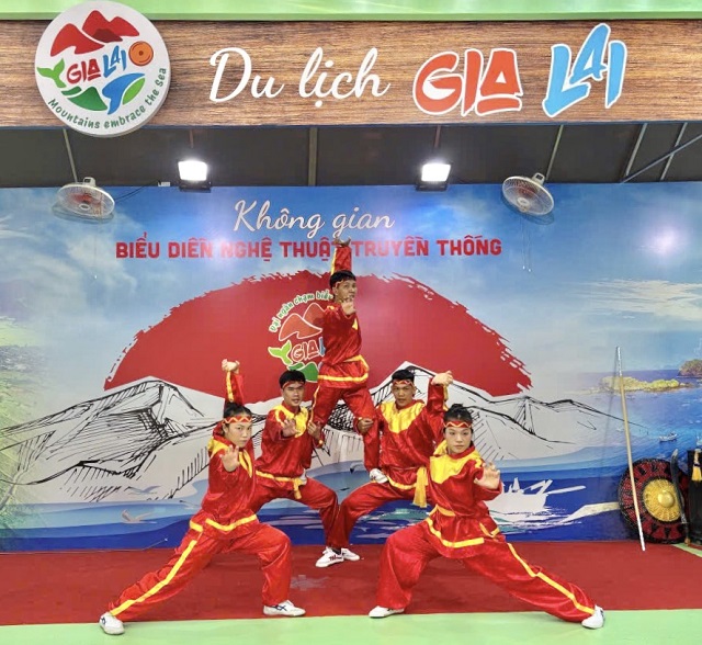 Biểu diễn võ cổ truyền Bình Định tại gian hàng tỉnh Gia Lai. Ảnh: Thu Thuỷ Biểu diễn võ cổ truyền Bình Định tại gian hàng tỉnh Gia Lai. Ảnh: Thu Thuỷ