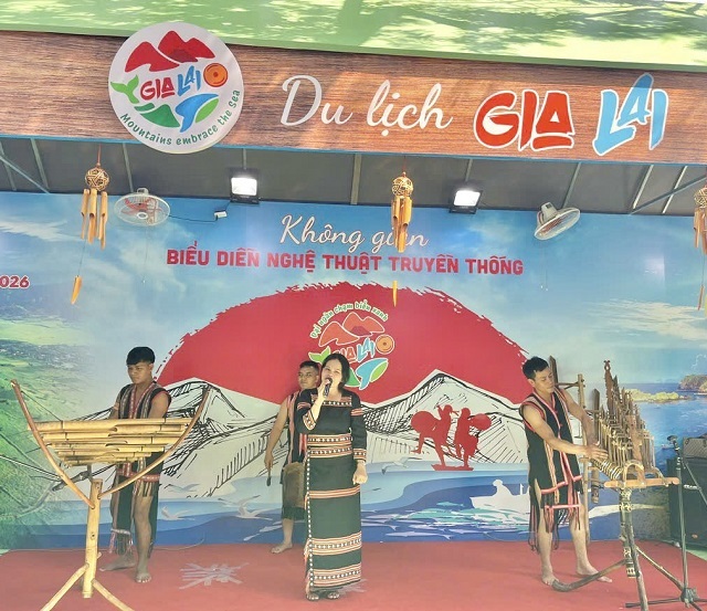 Biểu diễn nghệ thuật truyền thống tại gian hàng tỉnh Gia Lai. Ảnh: Th-Thuỷ Biểu diễn nghệ thuật truyền thống tại gian hàng tỉnh Gia Lai. Ảnh: Th-Thuỷ