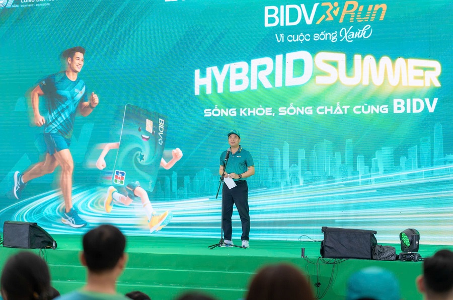 Ông Trần Phương - Phó Tổng Giám đốc, Chủ tịch Công đoàn BIDV, Trưởng Ban Tổ chức Giải chạy phát biểu tại chương trình Ông Trần Phương - Phó Tổng Giám đốc, Chủ tịch Công đoàn BIDV, Trưởng Ban Tổ chức Giải chạy phát biểu tại chương trình