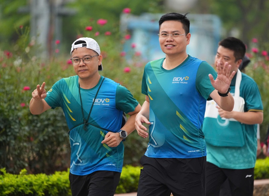 Những nụ cười trên đường chạy của các vận động viên Những nụ cười trên đường chạy của các vận động viên