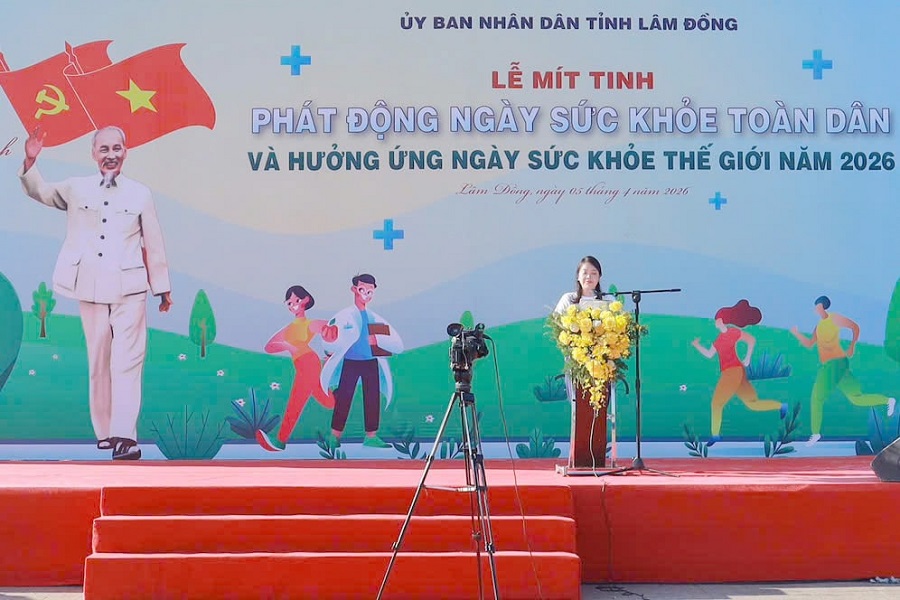 Bà Huỳnh Thị Phương Duyên, Giám đốc Sở Y tế Lâm Đồng phát biểu khai mạc tại Lễ Mít tinh Bà Huỳnh Thị Phương Duyên, Giám đốc Sở Y tế Lâm Đồng phát biểu khai mạc tại Lễ Mít tinh