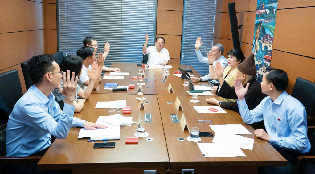 C&aacute;c đại biểu biểu quyết thống nhất c&aacute;c nội dung chuẩn bị cho kỳ họp thứ nhất, Quốc hội kh&oacute;a XVI của Đo&agrave;n ĐBQH tỉnh Quảng Ninh