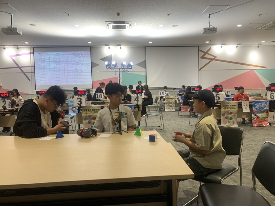 C&aacute;c VĐV giao lưu trước khi thi đấu nội dung Pyraminx