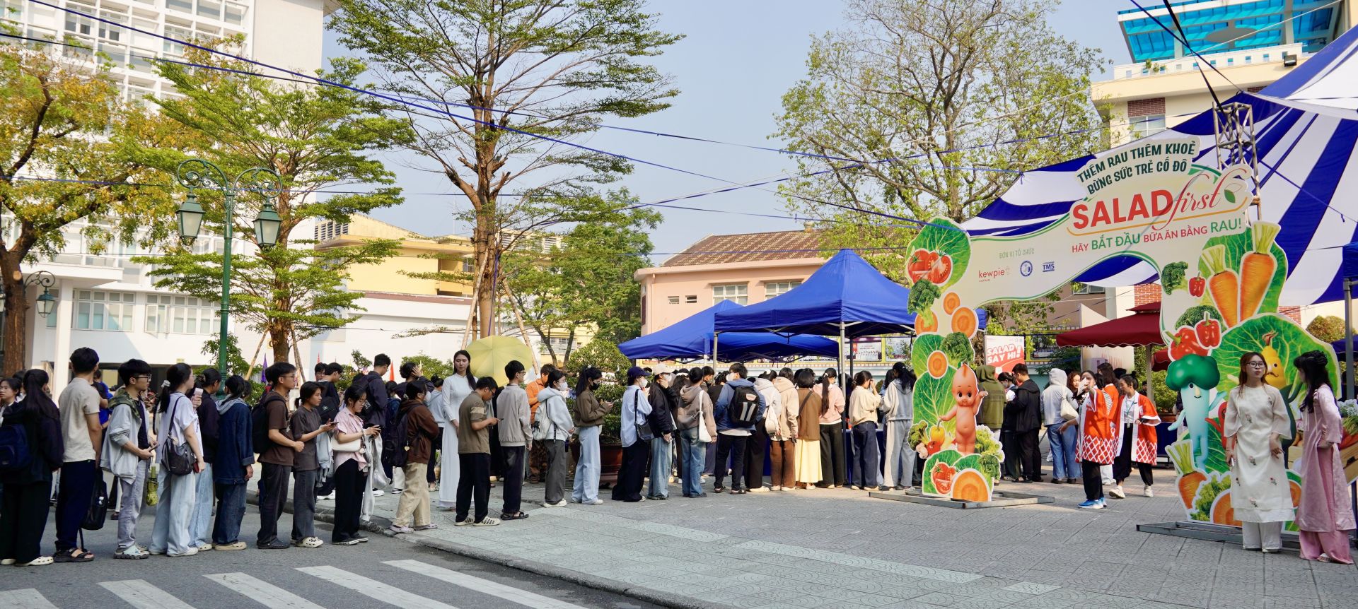 Sinh vi&ecirc;n đến với sự kiện rất đ&ocirc;ng