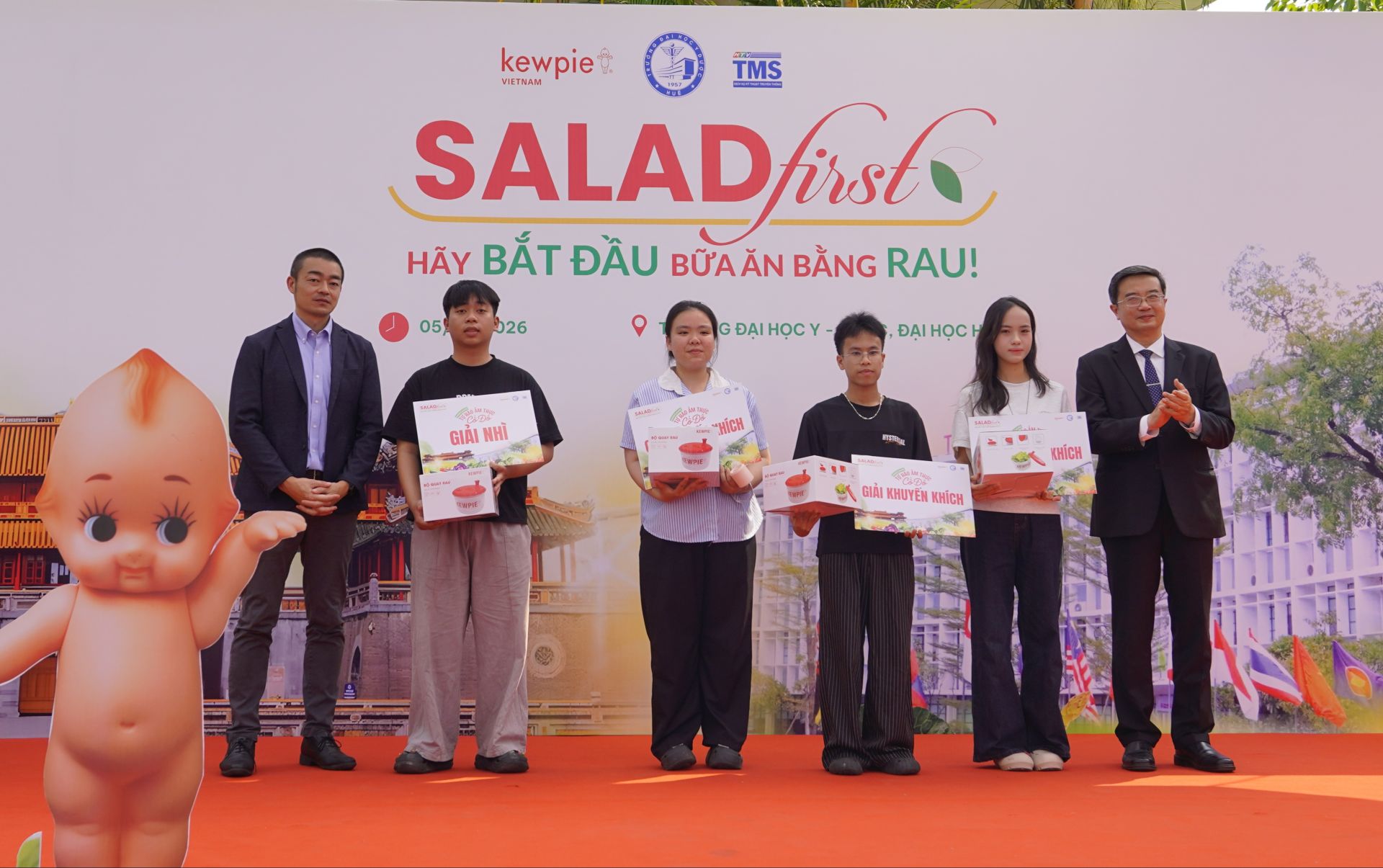 Trao thơngr cho những sinh vi&ecirc;n tham gia c&aacute;c gameshow