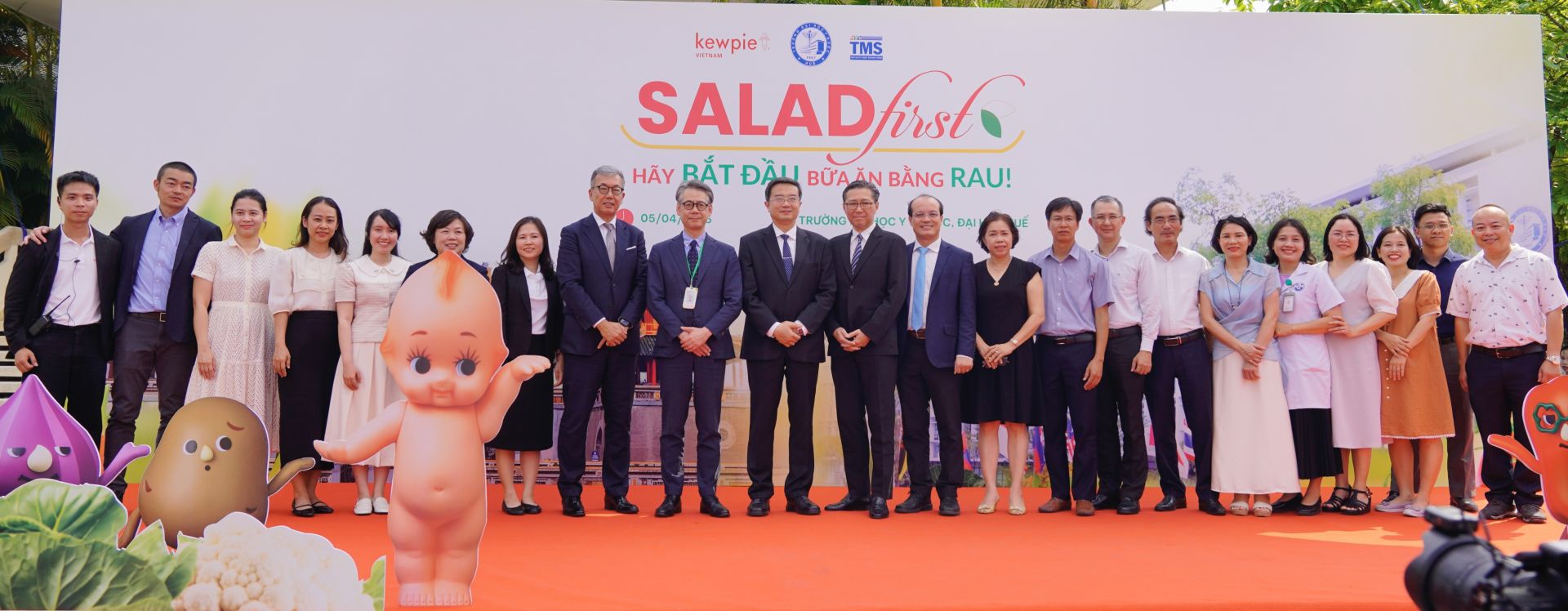 c&aacute;c đại biểu chụp h&igrave;nh lưu niệm