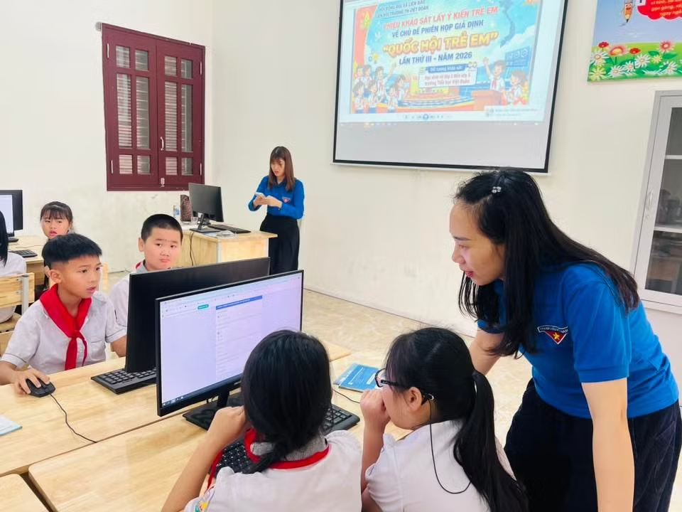 Cán bộ Đoàn, Đội và giáo viên đồng hành, hướng dẫn các em bày tỏ nguyện vọng, ý kiến qua phiếu khảo sát (Ảnh: Báo Tiền phong) Cán bộ Đoàn, Đội và giáo viên đồng hành, hướng dẫn các em bày tỏ nguyện vọng, ý kiến qua phiếu khảo sát (Ảnh: Báo Tiền phong)