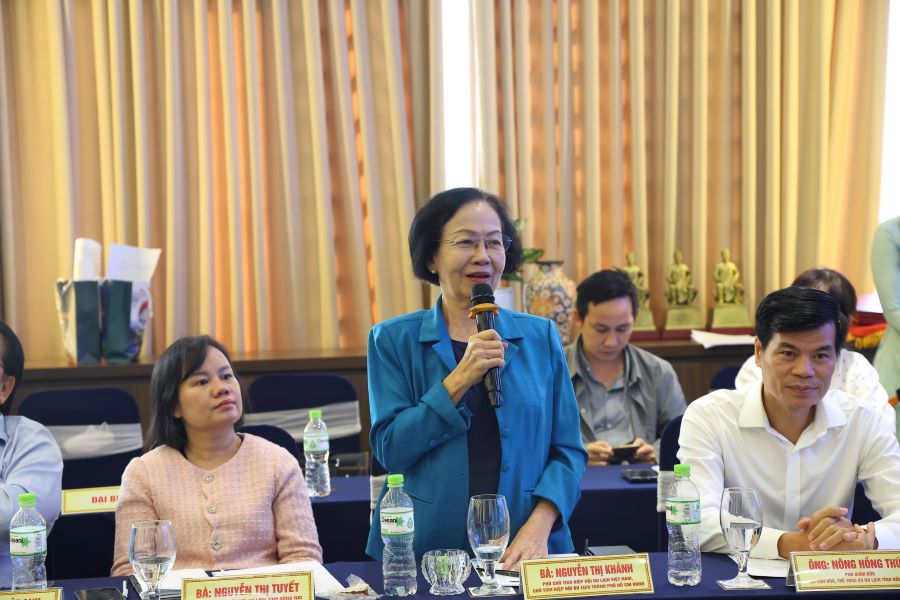 Ph&oacute; Chủ tịch Hiệp hội du lịch Việt Nam, Chủ tịch Hiệp hội du lịch TP Hồ Ch&iacute; Minh Nguyễn Thị Kh&aacute;nh ph&aacute;t biểu tại hội nghị