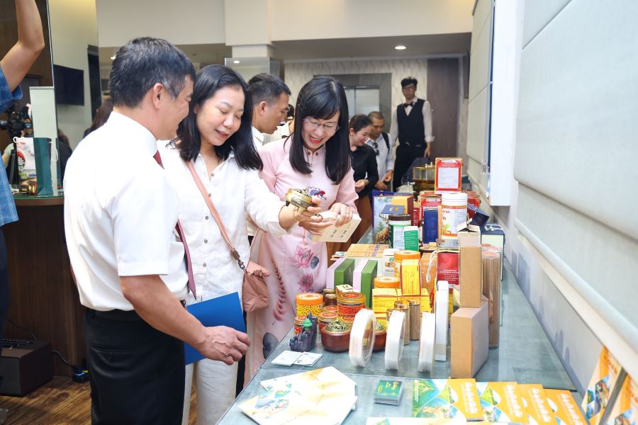 C&aacute;c đại biểu tham gia hội nghị tham quan c&aacute;c gian h&agrave;ng trưng b&agrave;y sản phẩm ti&ecirc;u biểu, đặc trưng của H&agrave; Tĩnh