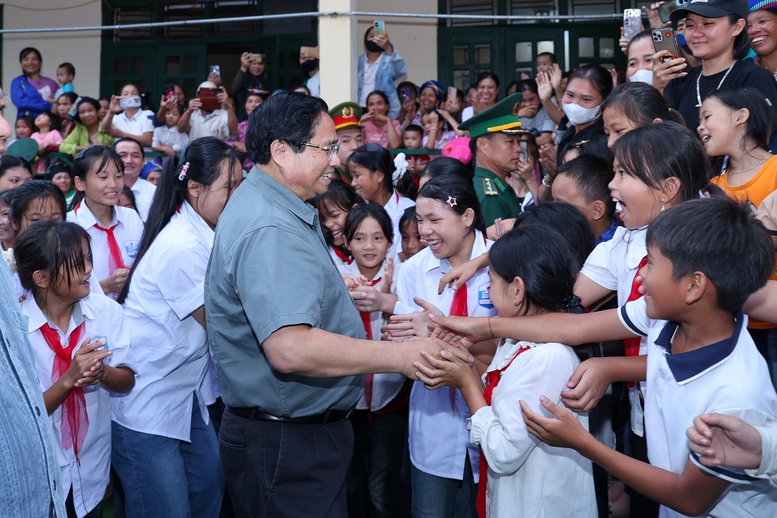 Thủ tướng Phạm Minh Ch&iacute;nh v&agrave; c&aacute;c em học sinh tại lễ khởi c&ocirc;ng trường nội tr&uacute; li&ecirc;n cấp tiểu học &ndash; trung học cơ sở tại x&atilde; miền n&uacute;i B&aacute;t Mọt, c&aacute;ch trung t&acirc;m tỉnh Thanh H&oacute;a khoảng 120 km về ph&iacute;a t&acirc;y - Ảnh: VGP/Nhật Bắc