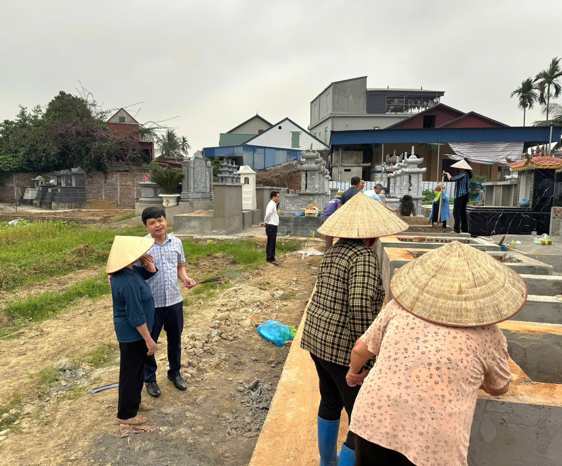 Đồng ch&iacute; Nguyễn Đ&igrave;nh Huấn - Ph&oacute; Chủ tịch UBND x&atilde; thăm, động vi&ecirc;n c&aacute;c gia đ&igrave;nh thực hiện di dời c&aacute;c phần mộ.
