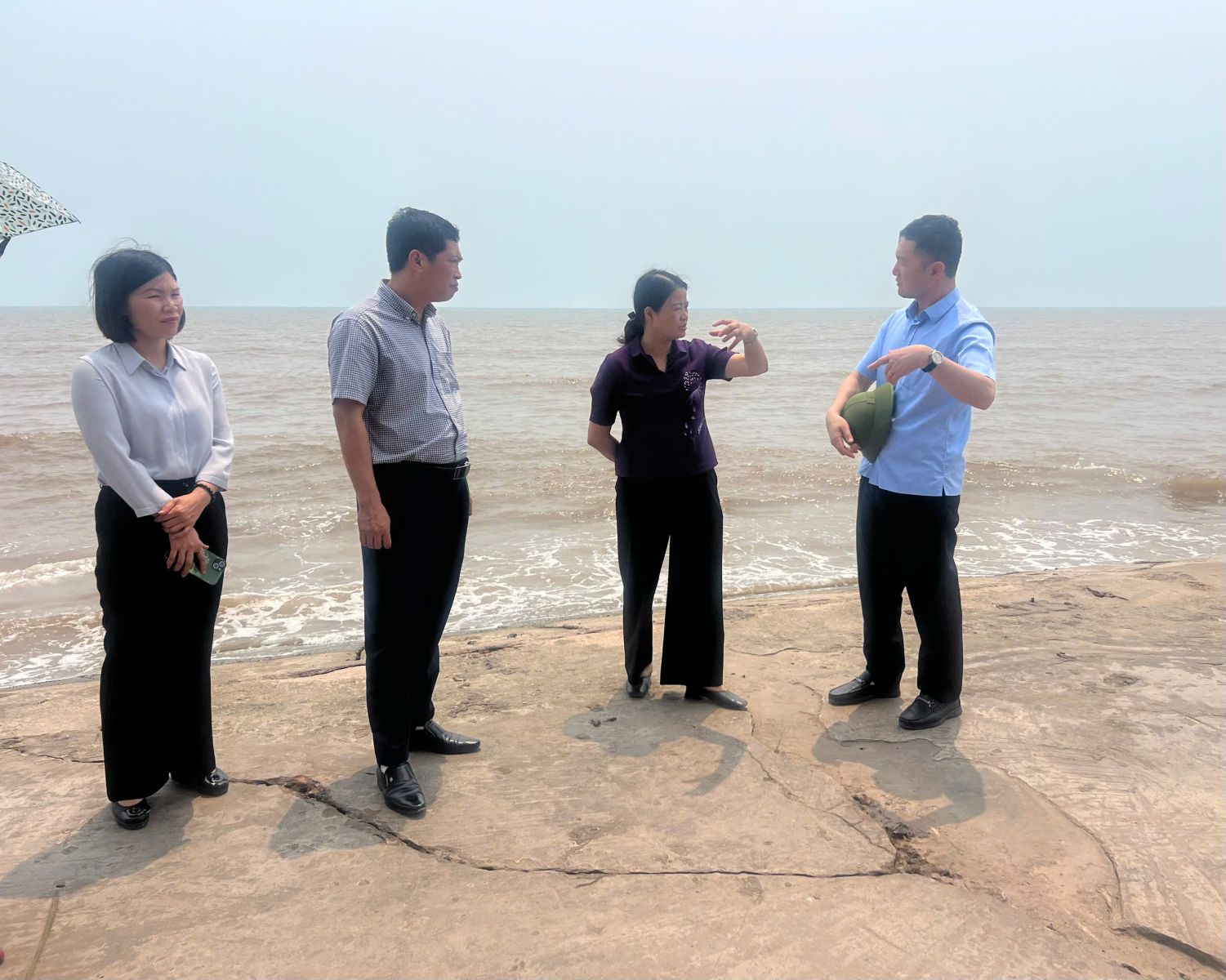 Qua khảo sát, đoàn đánh giá khu vực biển Hải Lý có nhiều lợi thế nổi bật với đường bờ biển dài hơn 7km, cảnh quan còn giữ được nét hoang sơ, không gian yên bình, cùng nguồn hải sản phong phú được du khách đánh giá cao. Qua khảo sát, đoàn đánh giá khu vực biển Hải Lý có nhiều lợi thế nổi bật với đường bờ biển dài hơn 7km, cảnh quan còn giữ được nét hoang sơ, không gian yên bình, cùng nguồn hải sản phong phú được du khách đánh giá cao.