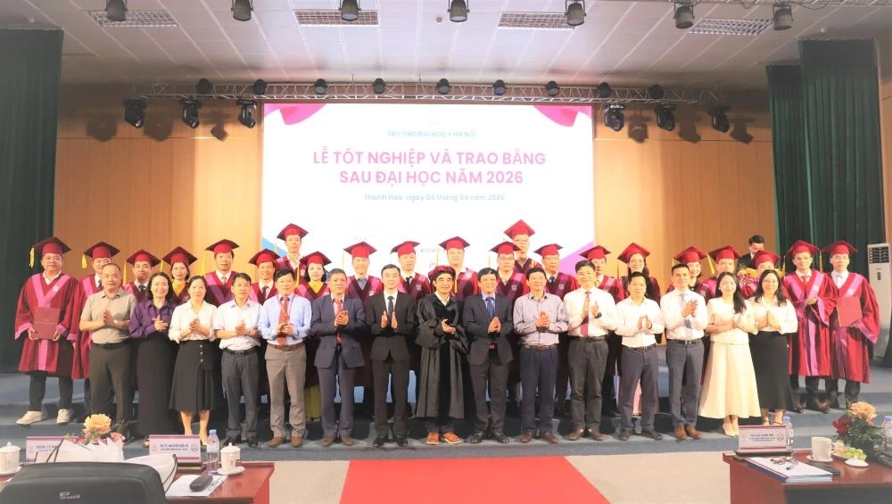 Trường Đại học Y H&agrave; Nội, trao bằng cho c&aacute;c t&acirc;n CKII.