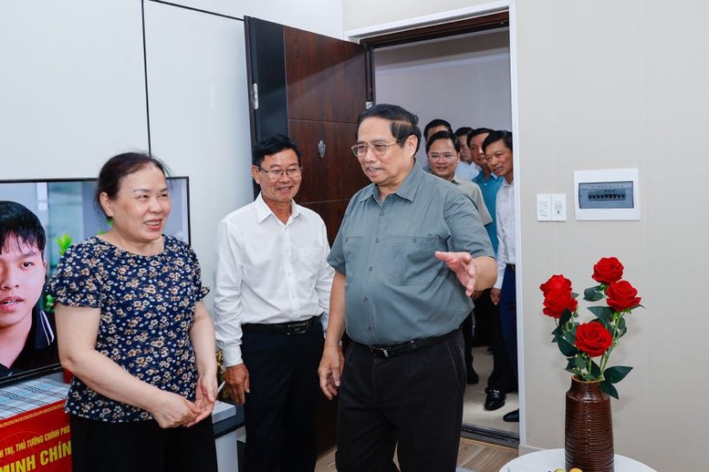 Thủ tướng Phạm Minh Ch&iacute;nh tới thăm khu nh&agrave; ở x&atilde; hội Thống Nhất tại phường V&otilde; Cường, th&agrave;nh phố Bắc Ninh - Ảnh: VGP