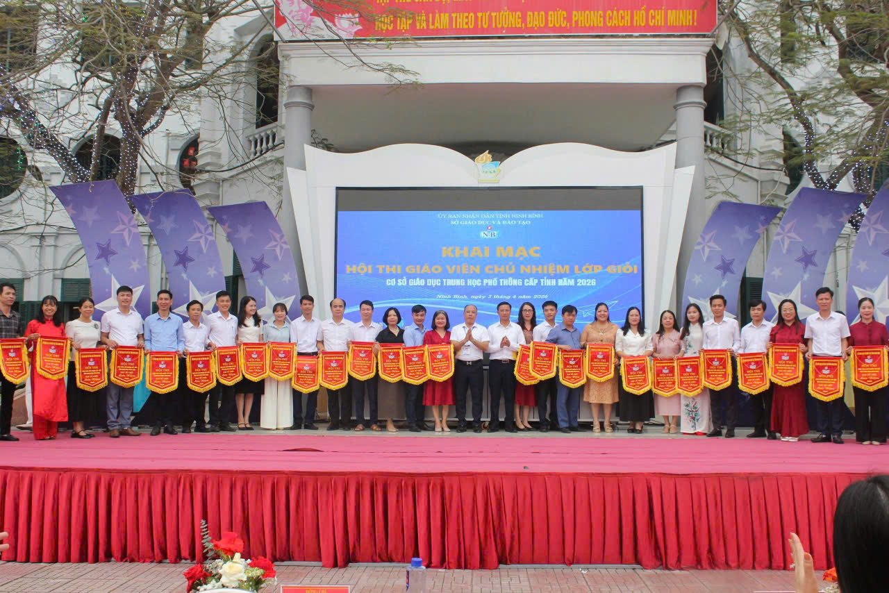 lãnh đạo Sở Giáo dục và Đào tạo Ninh BÌnh cùng Ban Tổ chức đã trao cờ lưu niệm cho các đơn vị tham gia lãnh đạo Sở Giáo dục và Đào tạo Ninh BÌnh cùng Ban Tổ chức đã trao cờ lưu niệm cho các đơn vị tham gia