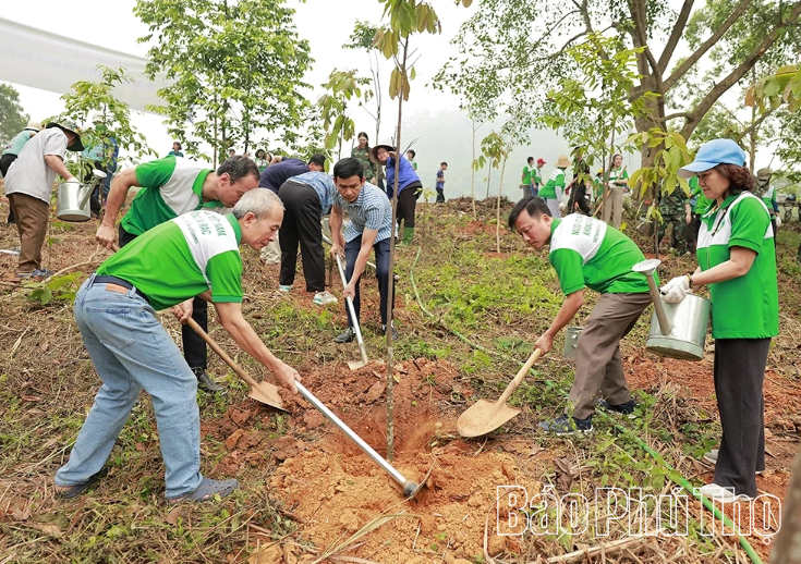 C&aacute;c t&igrave;nh nguyện vi&ecirc;n tham gia trồng c&acirc;y trong khu&ocirc;n vi&ecirc;n Khu di t&iacute;ch lịch sử Đền H&ugrave;ng.