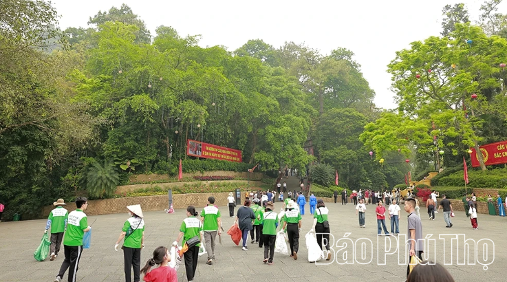 C&aacute;c t&igrave;nh nguyện vi&ecirc;n triển khai thu gom r&aacute;c, dọn dẹp vệ sinh khu vực Cổng C&ocirc;ng qu&aacute;n.