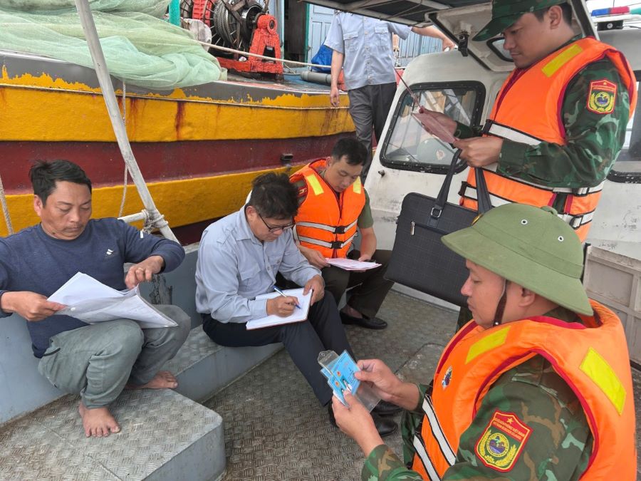 Xử lý nghiêm các trường hợp vi phạm nhằm răn đe và nâng cao ý thức chấp hành pháp luật của ngư dân Xử lý nghiêm các trường hợp vi phạm nhằm răn đe và nâng cao ý thức chấp hành pháp luật của ngư dân