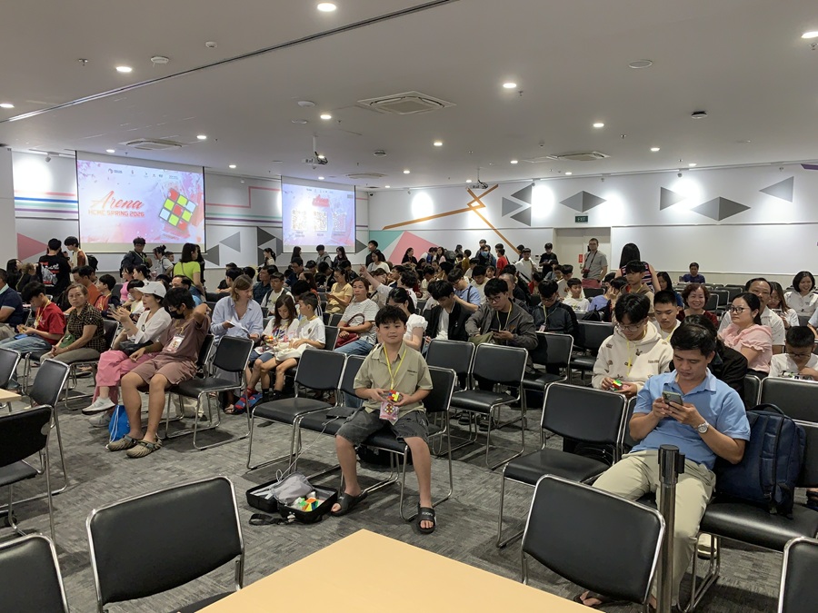 Rất đ&ocirc;ng c&aacute;c VĐV nh&iacute; cũng c&aacute;c phụ huynh c&ugrave;ng tham gia Giải đấu