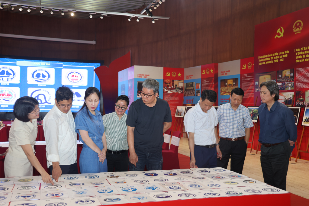 Hội đồng gi&aacute;m khảo thảo luận về t&aacute;c phẩm dự thi