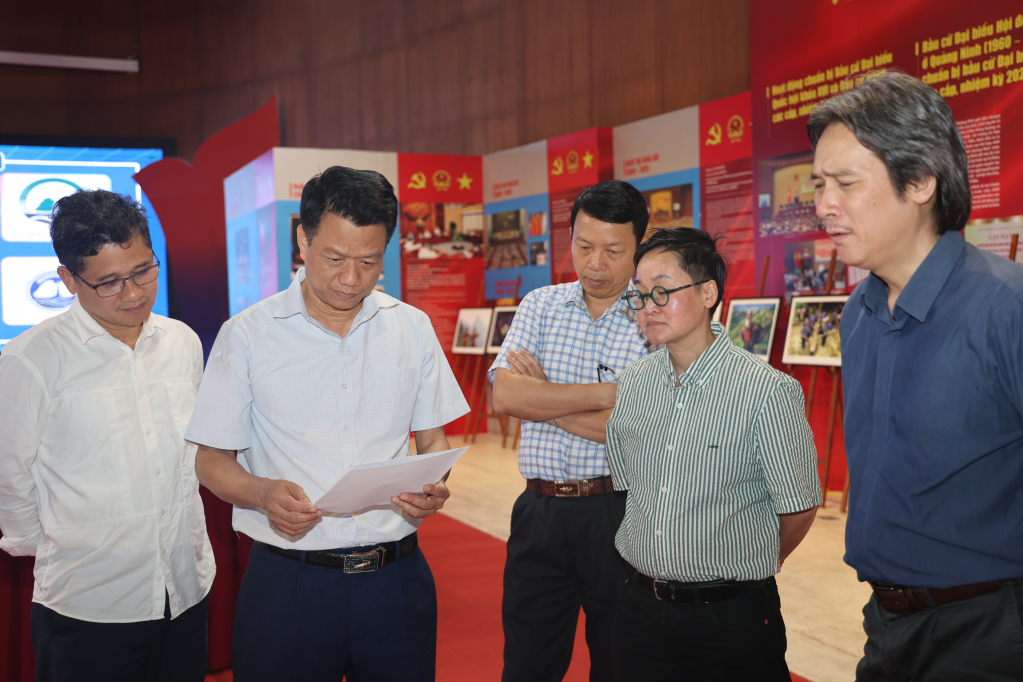 Hội đồng gi&aacute;m khảo lựa chọn những t&aacute;c phẩm xuất sắc