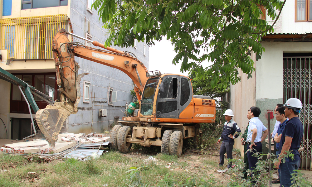 Đơn vị thi c&ocirc;ng th&aacute;o dỡ nh&agrave; của một hộ d&acirc;n ở th&ocirc;n Thủ Ph&aacute;p, x&atilde; Gia B&igrave;nh (một trong những hộ đồng thuận b&agrave;n giao mặt bằng trước cho dự &aacute;n).