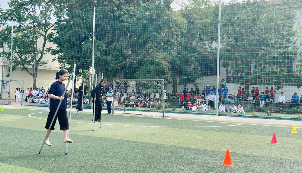 Học sinh tham gia nội dung thi đi cà kheo. Học sinh tham gia nội dung thi đi cà kheo.