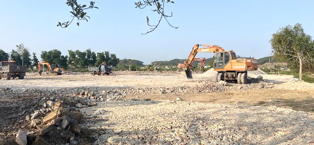 đầu tư xây dựng gần 5 tỷ đồng từ ngân sách, xã hội hóa. Để chỉnh trang khuôn viên đền, khu vui chơi phục vụ lễ hội, hệ thống đèn chiếu sáng, đường giao thông… đầu tư xây dựng gần 5 tỷ đồng từ ngân sách, xã hội hóa. Để chỉnh trang khuôn viên đền, khu vui chơi phục vụ lễ hội, hệ thống đèn chiếu sáng, đường giao thông…