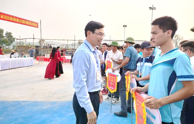 Lãnh đạo xã khen thưởng các đội thi đấu trong lễ hội. Lãnh đạo xã khen thưởng các đội thi đấu trong lễ hội.