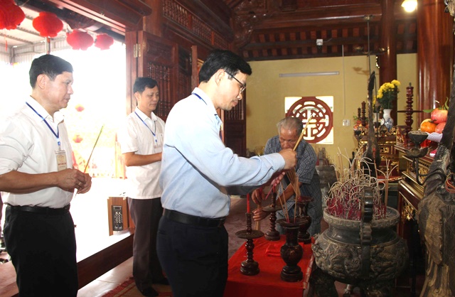 Lãnh đạo xã Bình Minh thắp hương. Lãnh đạo xã Bình Minh thắp hương.