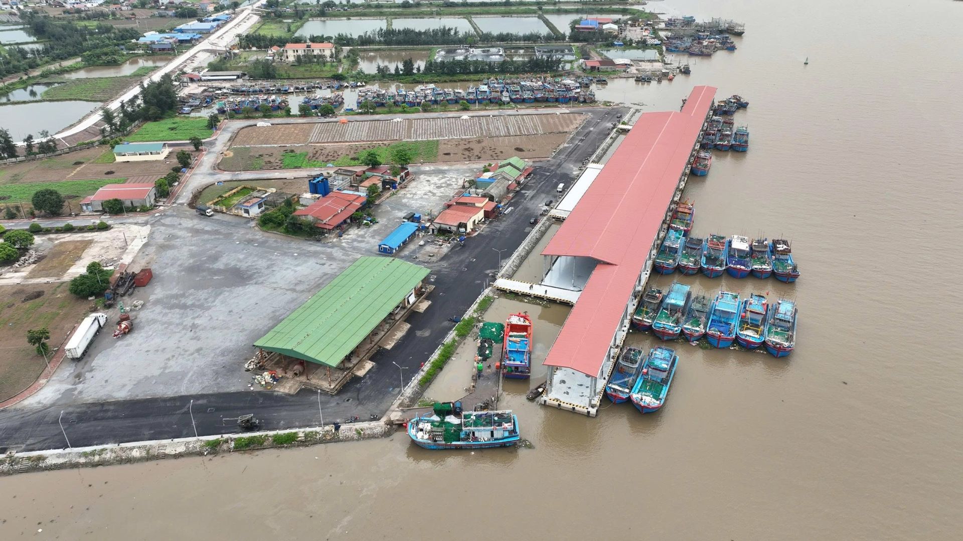 2/ Cảng c&aacute; Ninh Cơ được cải tạo, n&acirc;ng cấp gi&uacute;p n&acirc;ng cao năng lực khai th&aacute;c của ngư d&acirc;n