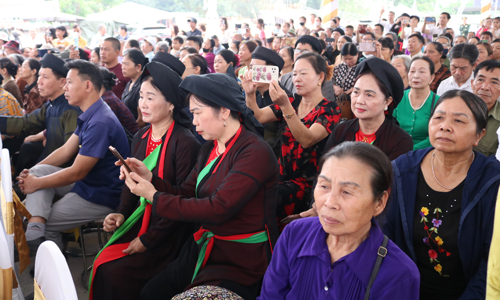 Đ&ocirc;ng đảo Nh&acirc;n d&acirc;n v&agrave; du kh&aacute;ch thưởng thức chương tr&igrave;nh nghệ thuật tại lễ khai hội ch&ugrave;a Bổ Đ&agrave;.
