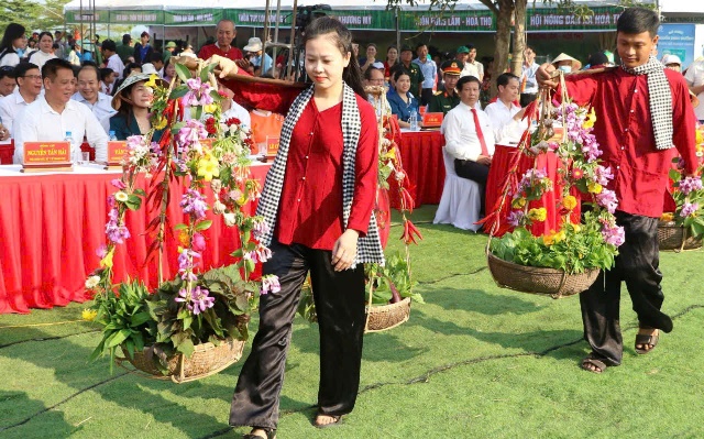 C&aacute;c đội thi diễu h&agrave;nh quang g&aacute;nh rau.