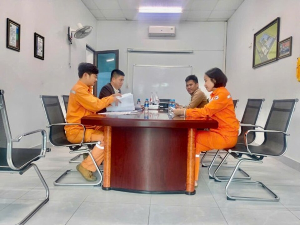 Cán bộ CTĐL Hà Tĩnh làm việc, tuyên truyền vận động doanh nghiệp tham gia chương trình điều chỉnh phụ tải điện (DR). Cán bộ CTĐL Hà Tĩnh làm việc, tuyên truyền vận động doanh nghiệp tham gia chương trình điều chỉnh phụ tải điện (DR).