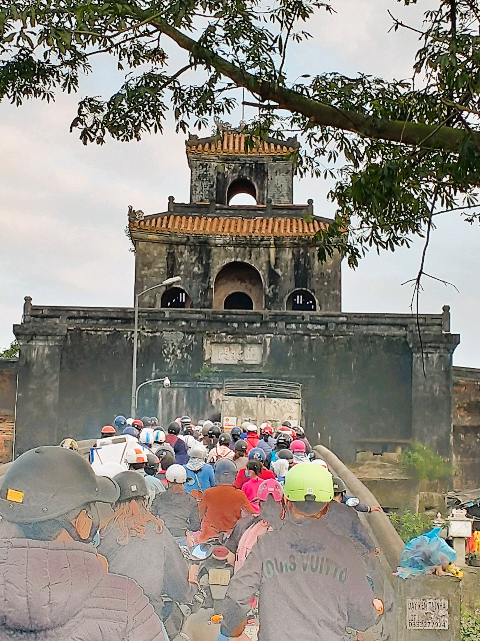 c&aacute;c Cửa th&agrave;nh đều chật hẹp lu&ocirc;n &ugrave;n tắc giao th&ocirc;ng