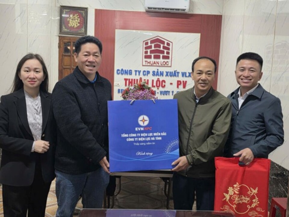 CTĐL Hà Tĩnh tặng quà cho các khách hàng tham gia chương trình điều chỉnh phụ tải điện. CTĐL Hà Tĩnh tặng quà cho các khách hàng tham gia chương trình điều chỉnh phụ tải điện.