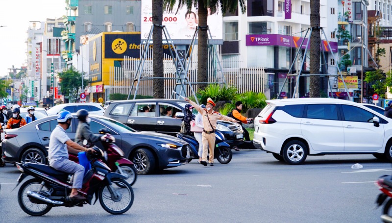 CSGT đang điều tiết ở trung t&acirc;m th&agrave;nh phố