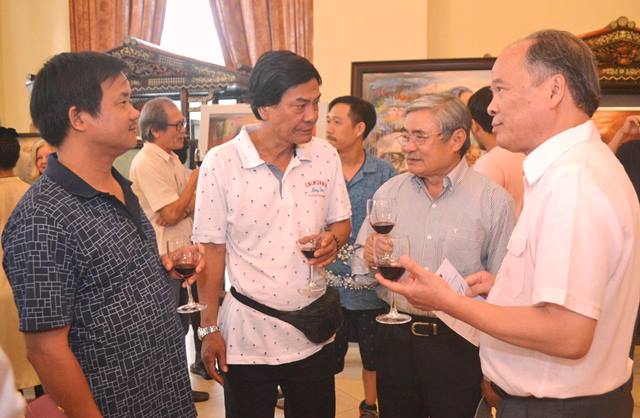 Nh&agrave; thơ Nguyễn Duy đến từ TP. HCM v&agrave; c&aacute;c văn nghệ sĩ b&igrave;nh luận tranh về Trịnh C&ocirc;ng Sơn tại Festival Huế 2016. Ảnh: PV L&ecirc; Khắc Ni&ecirc;n.