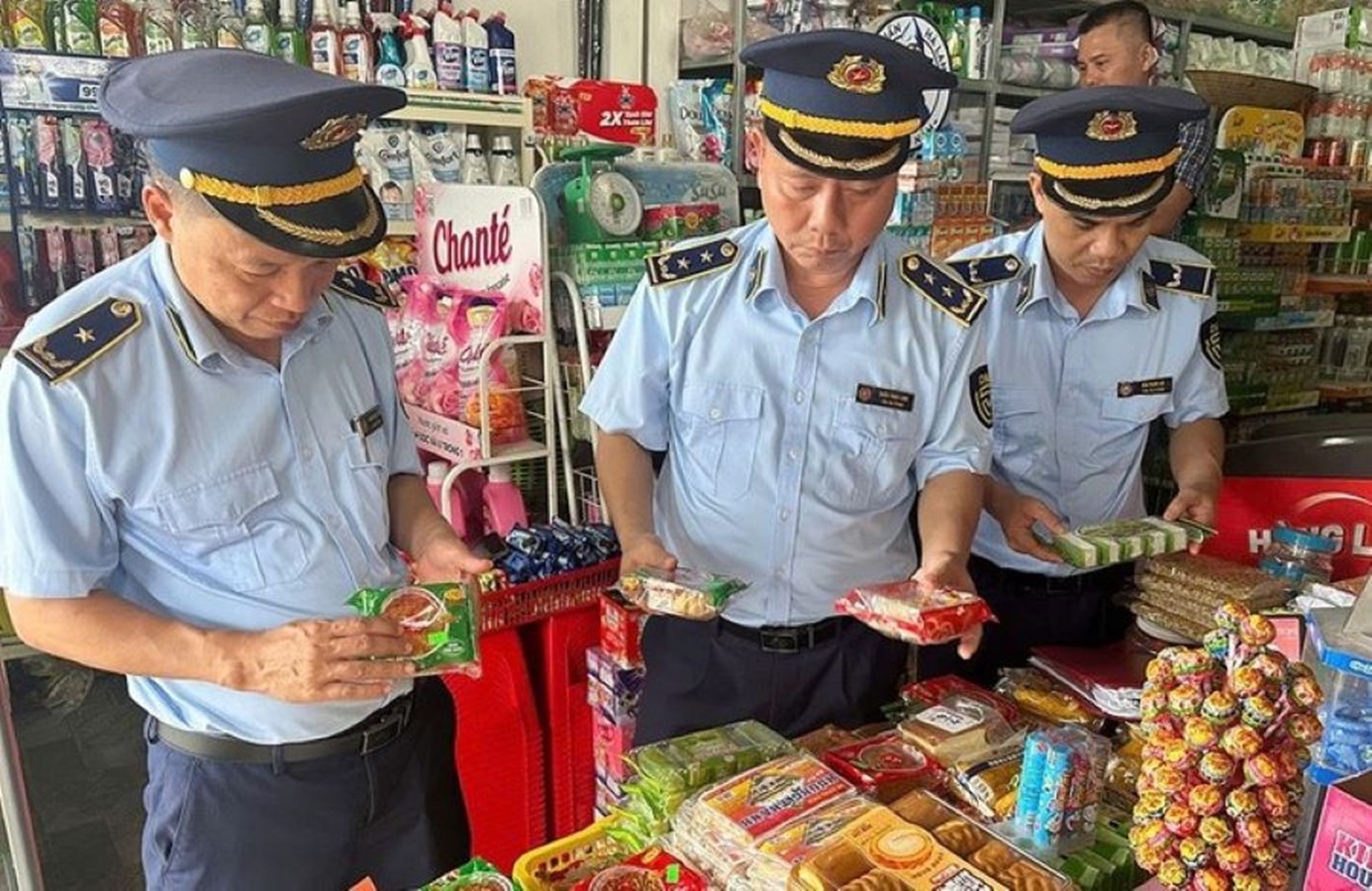 Siết chặt quản lý thực phẩm không rõ nguồn gốc quanh khu vực trường học tại Hà Tĩnh