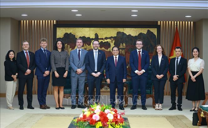 Thủ tướng Phạm Minh Ch&iacute;nh với Đại sứ Li&ecirc;n hiệp Vương quốc Anh v&agrave; Bắc Ireland Iain Frew v&agrave; c&aacute;c th&agrave;nh vi&ecirc;n Đại sứ qu&aacute;n. Ảnh: Dương Giang/TTXVN