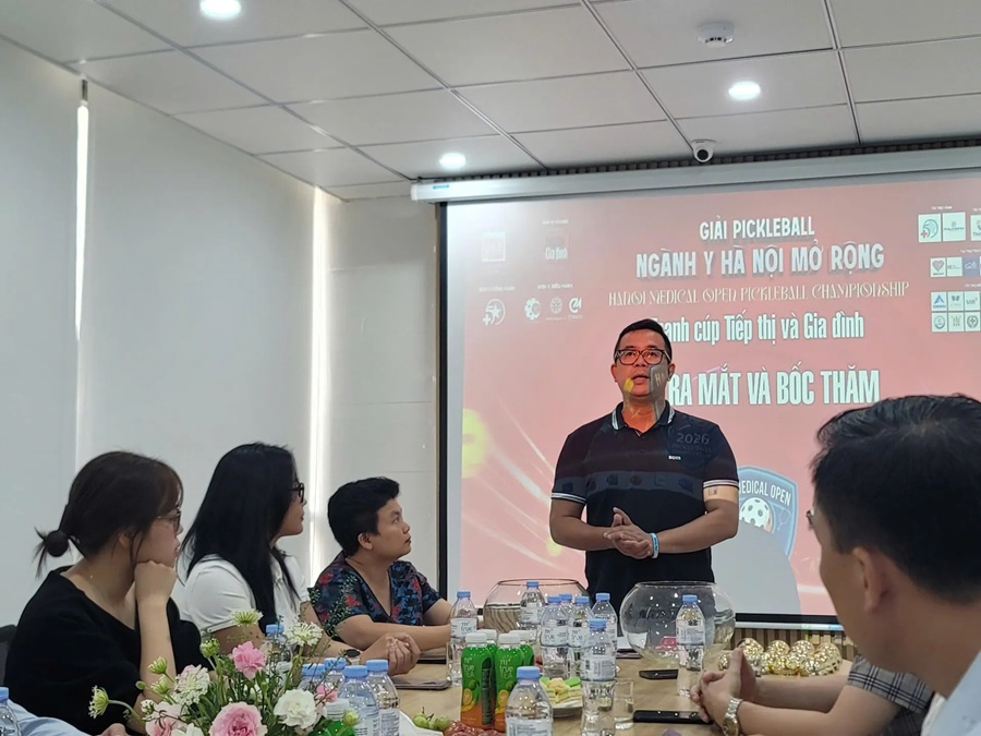 Chiều ng&agrave;y 6/4 tại H&agrave; Nội, Tạp ch&iacute; Tiếp thị v&agrave; Gia đ&igrave;nh phối hợp c&ugrave;ng C&ocirc;ng ty Cổ phần Sức khỏe v&agrave; M&ocirc;i trường H&agrave; Nội c&ugrave;ng c&aacute;c đơn vị t&agrave;i trợ, vận động vi&ecirc;n tổ chức lễ bốc thăm.