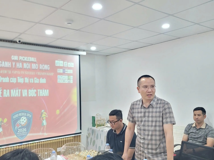 &Ocirc;ng Nguyễn C&ocirc;ng T&acirc;m - Tổng thư k&yacute; Tạp ch&iacute; Tiếp thị v&agrave; Gia đ&igrave;nh ph&aacute;t biểu tại buổi lễ bốc thăm