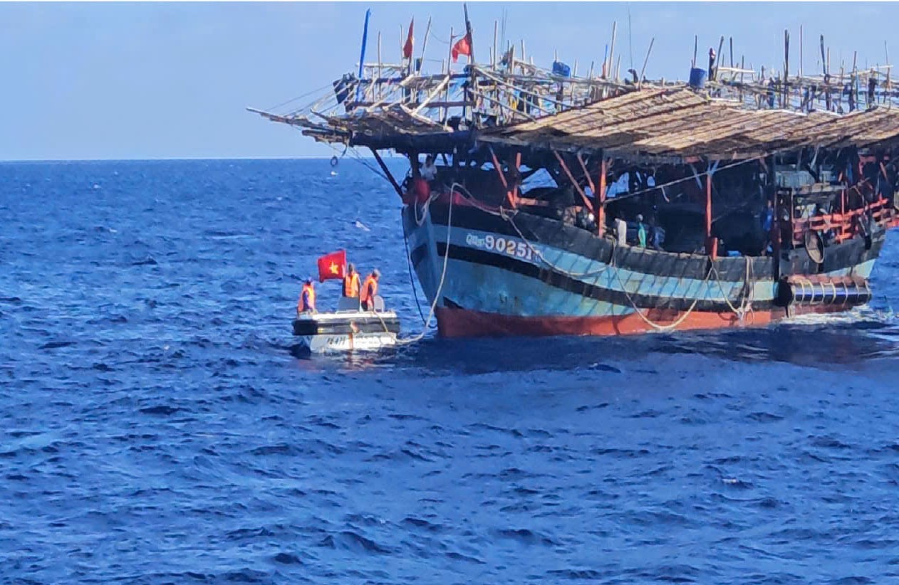 Tàu KN475 cứu kéo kịp thời tàu cá cùng 36 ngư dân gặp nạn trên biển đặc khu Trường Sa