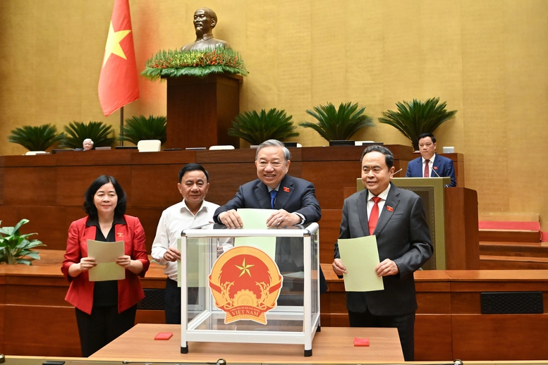 Tổng B&iacute; thư T&ocirc; L&acirc;m v&agrave; c&aacute;c đại biểu Quốc hội bỏ phiếu - Ảnh: VGP