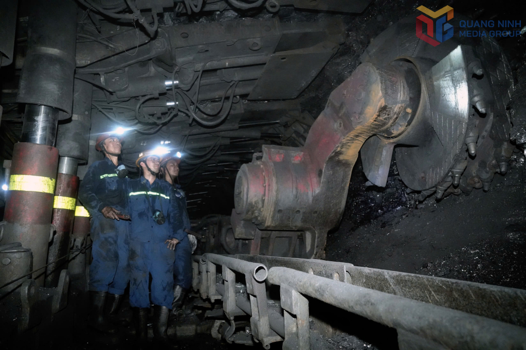 Khai th&aacute;c than trong hầm l&ograve; của C&ocirc;ng ty Than V&agrave;ng Danh