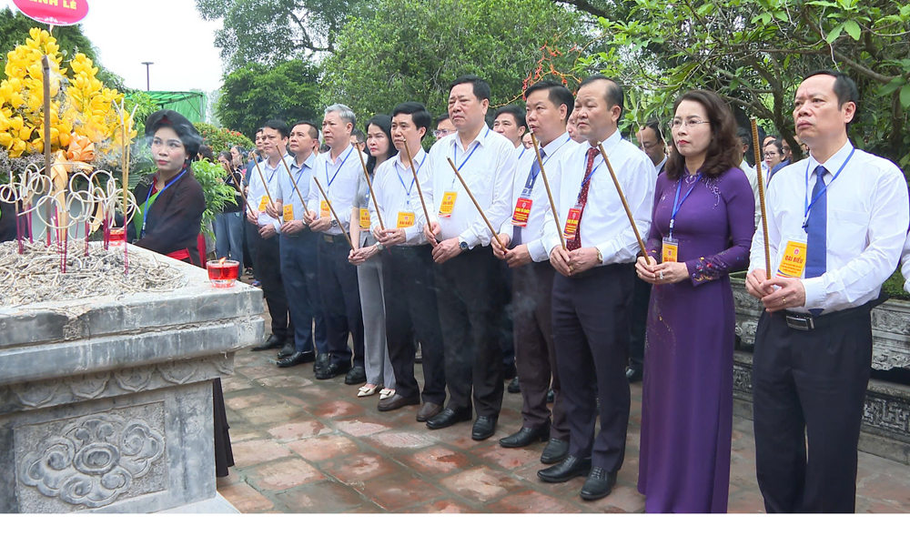 Trước lễ khai hội truyền thống, đồng ch&iacute; Ph&oacute; B&iacute; thư Thường trực Tỉnh ủy Nguyễn Thị Hương c&ugrave;ng c&aacute;c đại biểu d&acirc;ng hương tại di t&iacute;ch ch&ugrave;a Bổ Đ&agrave;.