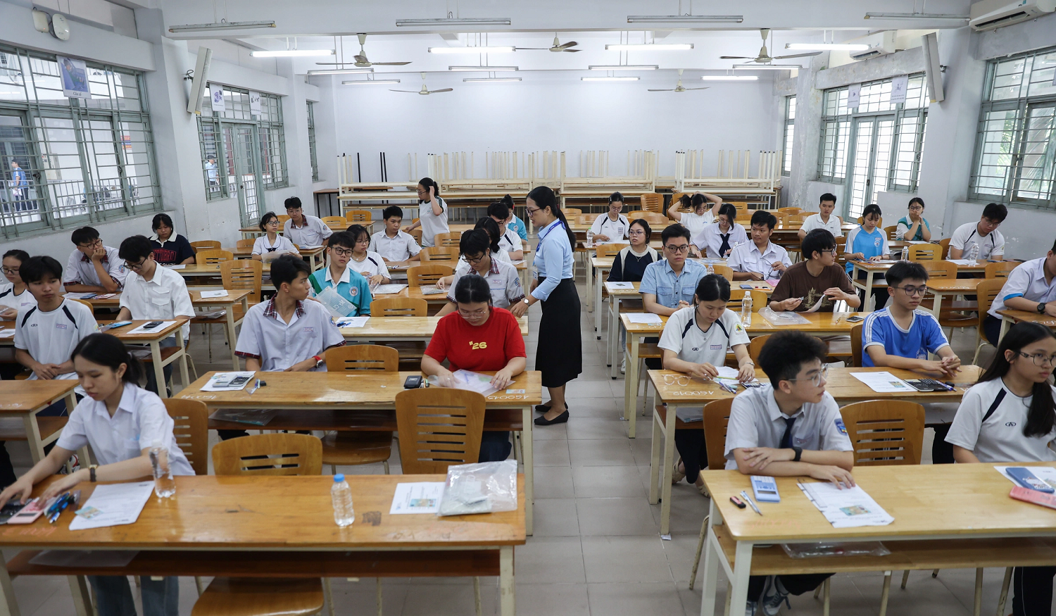 Hơn 133.000 thí sinh tham dự kỳ thi Đánh giá năng lực của ĐH Quốc gia TP.HCM vào sáng 5/4 – đông nhất từ trước đến nay – nhằm lấy điểm phục vụ xét tuyển đại học. Hơn 133.000 thí sinh tham dự kỳ thi Đánh giá năng lực của ĐH Quốc gia TP.HCM vào sáng 5/4 – đông nhất từ trước đến nay – nhằm lấy điểm phục vụ xét tuyển đại học.